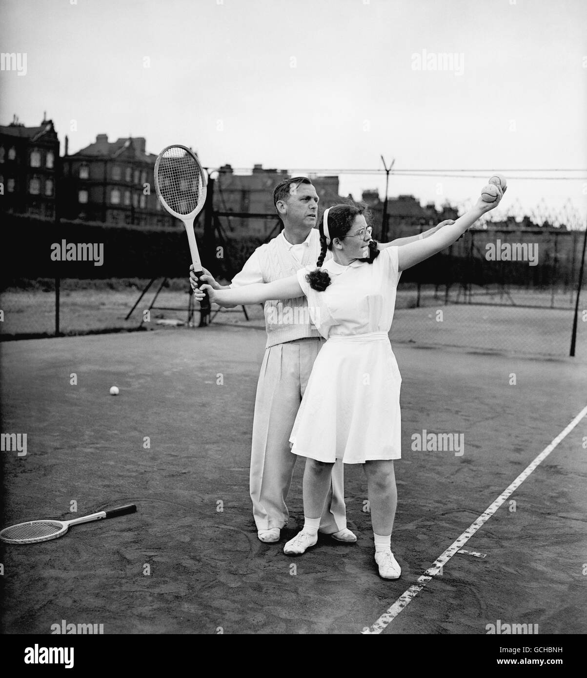 Tennis - The 'Queen' Series - Queen's Club. Katherine Mundy 14, erhält Unterricht in Lawn Tennis auf einem harten Platz von Mr. J. Pearce Stockfoto