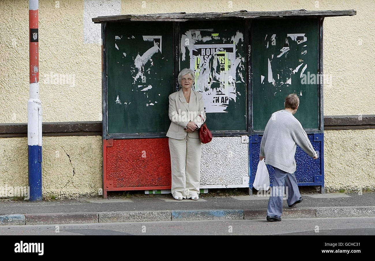 Am Tag der Veröffentlichung der Saville Inquiry wartet eine Frau auf einen Bus in der irischen Straße am Waterside in Londonderry. Stockfoto