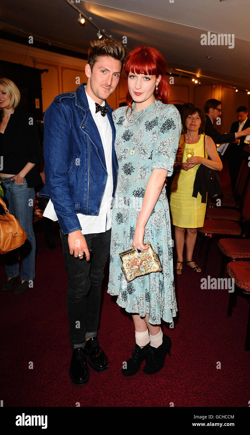 Henry Holland und Florence Welch sind bei der englischen National Ballets 60th Anniversary Produktion von Swan Lake in der Royal Albert Hall in London zu sehen. Stockfoto