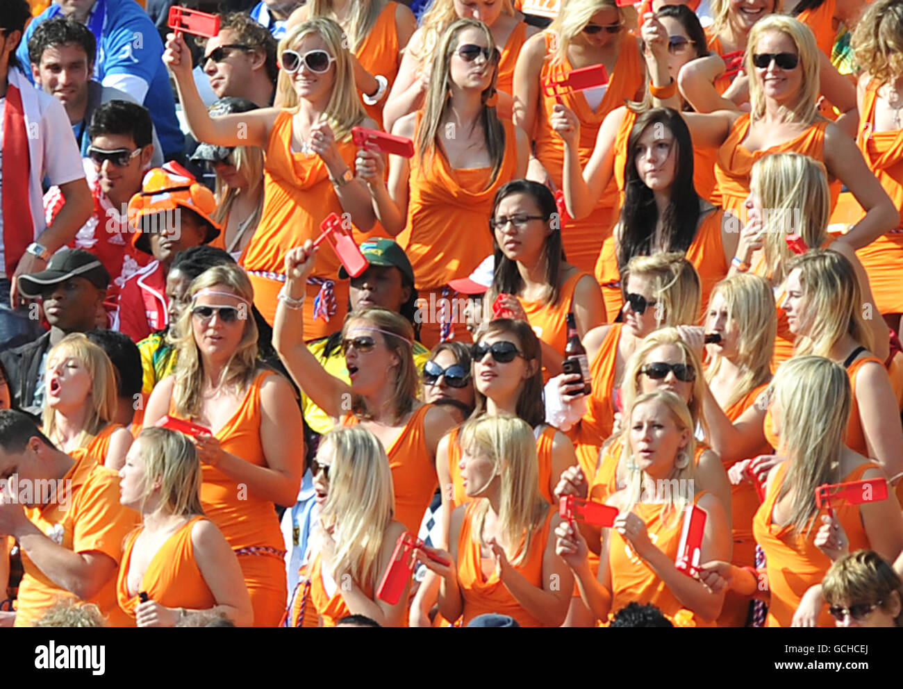 Eine Gruppe von Frauen in orangefarbenen Minikleidern, die später bei der WM 2010 in Südafrika aus dem Holland-Dänemark-Spiel ausgeworfen wurden. FIFA-Chefs beschuldigten sie, die Outfits getragen zu haben, um eine Biermarke zu bewerben, die nicht zu den offiziellen Sponsoren gehört, eine Praxis, die als „Hinterhalt-Marketing“ bekannt ist. Der WM-Experte Robbie Earle wurde von ITV gestraft, nachdem die Karten für Spiele in Südafrika für „unerlaubte Zwecke“ verwendet wurden. Es wurde festgestellt, dass Mitglieder der Gruppe Tickets in ihrem Besitz hatten, und es wird davon ausgegangen, dass sie Teil von Earles Zuteilung waren. Stockfoto