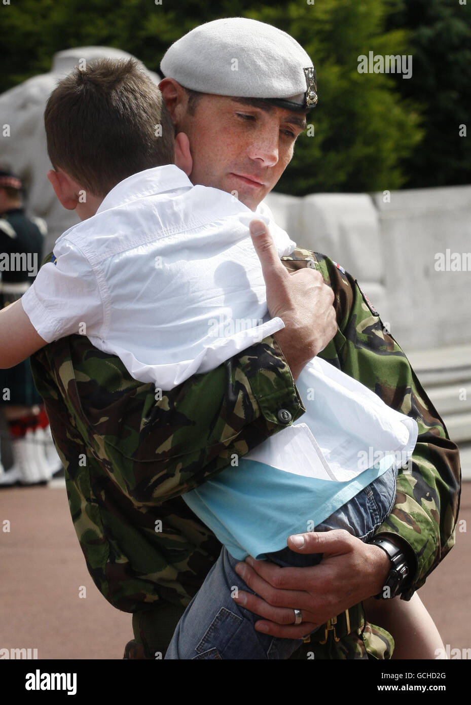 Sergeant John Rigby mit seinem sechsjährigen Sohn Ben Rigby während der Feierlichkeiten zum Tag der Streitkräfte am George Square in Glasgow. Stockfoto