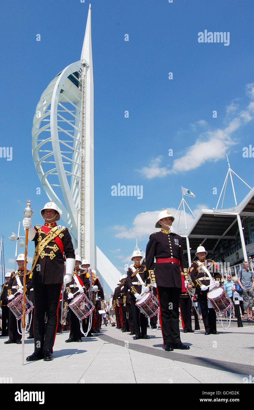 Die Royal Marines Band Portsmouth führen einen Auszug aus der Musik von „Wootton Bassett“ vor dem Spinnaker Tower in Gunwharf Quays, Portsmouth, Hampshire, das Musikstück „Wootton Bassett“, Der fünfminütige marsch beinhaltet eine Nachbildung des Klangs eines C17 Globemaster-Flugzeugs, das über dem Flugzeug fliegt, und auch die Kirchenglocken der Stadt sind zu hören. Stockfoto