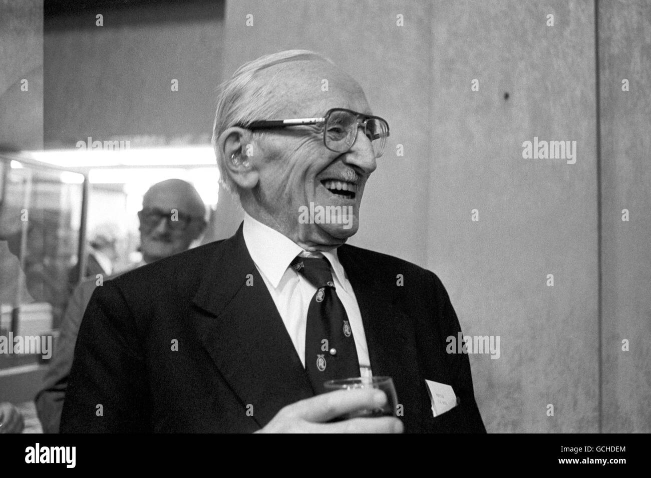 Nobelpreisträger für Wirtschaftswissenschaften Professor Friedrich Hayek, 84, bei einer Preisverleihung, bei der er die Ziele des ersten International Free Enterprise Award der Branchenorganisation erhielt. Stockfoto