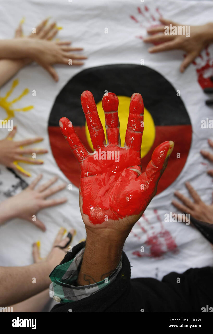 Der Stammesälteste Donny Dixon aus Wongkumarra und die Mitglieder der Wongkumarra Solidarity Ireland (WSI) legen vor der australischen Botschaft in Dublin Handdrucke auf ein Transparent und protestieren gegen die anhaltende Misshandlung der indigenen Völker in Australien und die Weigerung der Botschaft, eine öffentliche Erklärung zu dieser Angelegenheit abzugeben. Stockfoto