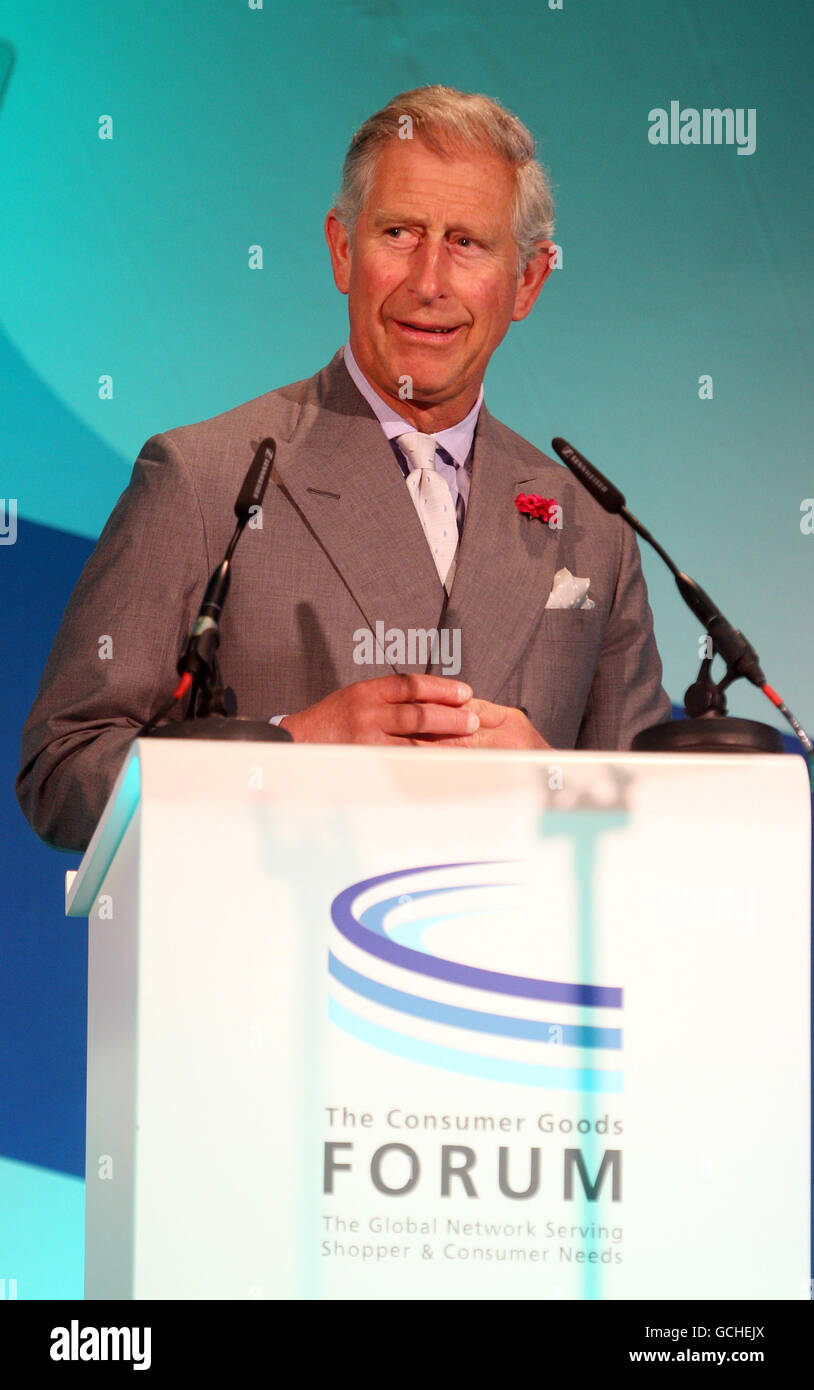 Der britische Prinz Charles spricht beim Gipfel des Konsumgüterforums im Queen Elizabeth II Conference Centre, London. Stockfoto