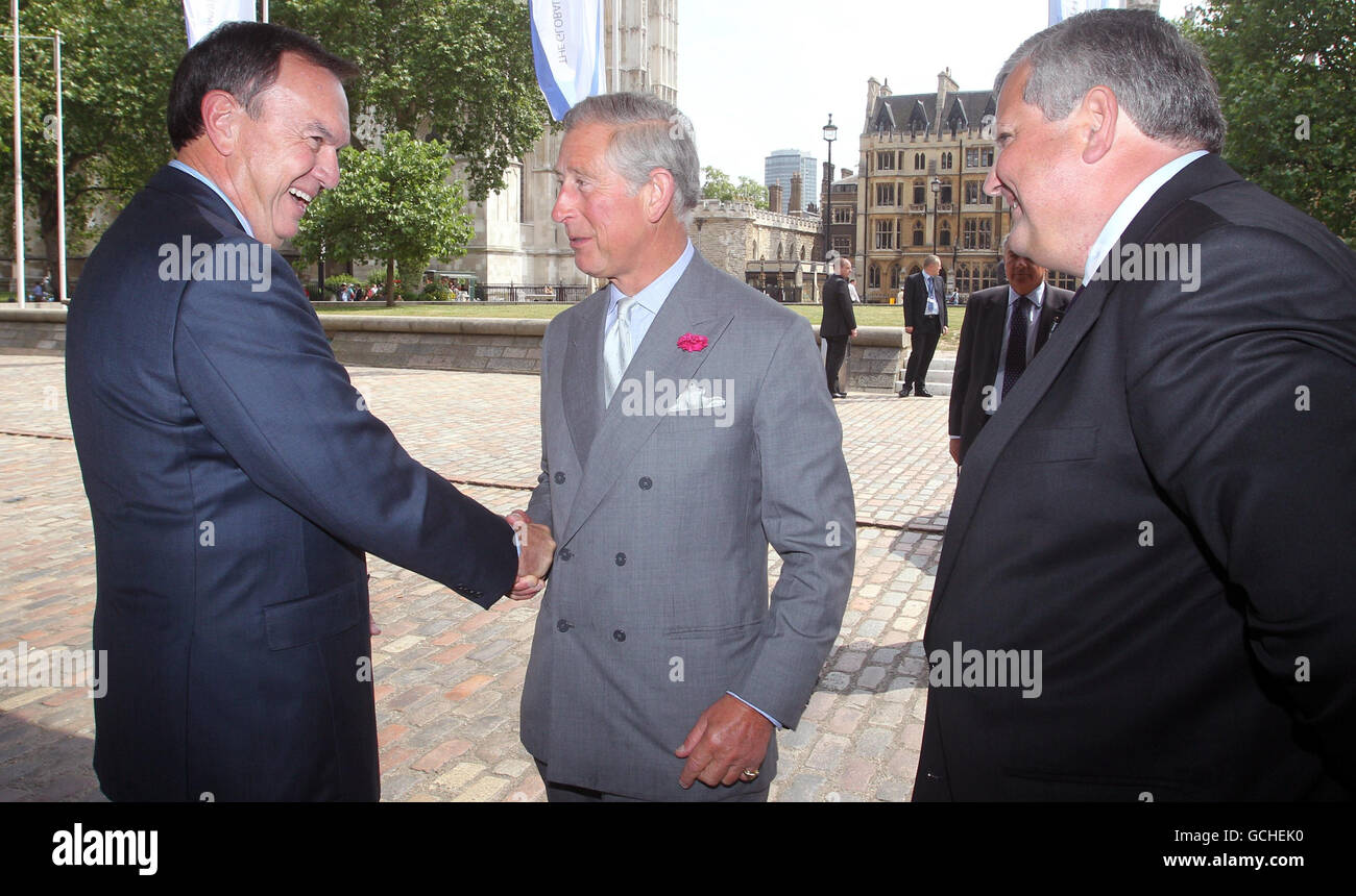 Der britische Prinz Charles trifft sich mit Mike Duke, Präsident und CEO von ASDA Wal-Mart (links) und Mark Price, Managing Director von Waitrose (rechts), bevor er im Queen Elizabeth II Conference Center, London, vor dem Gipfel des Konsumgüterforums spricht. Stockfoto