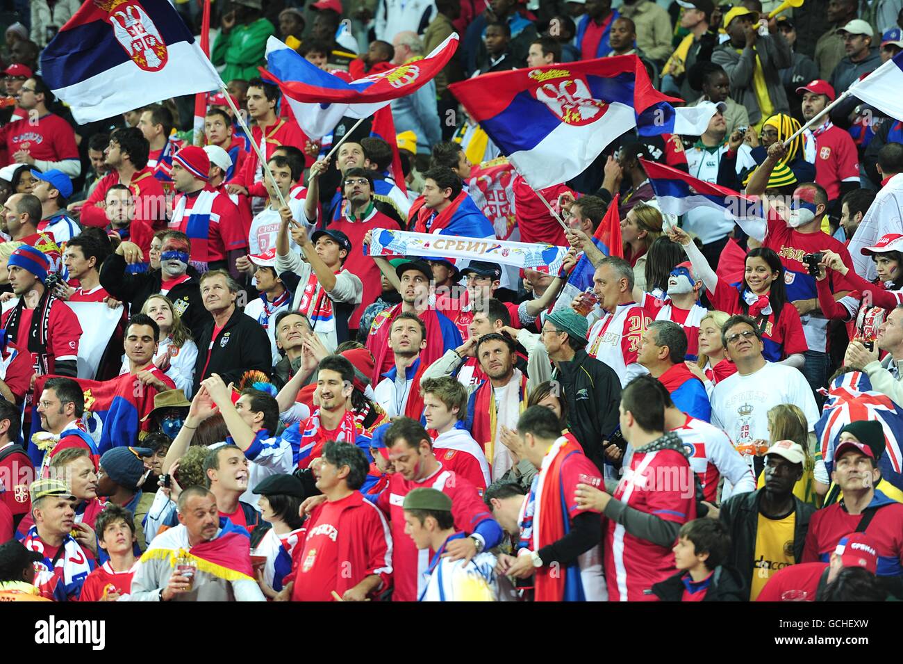 Fußball - FIFA Fußball-Weltmeisterschaft Südafrika 2010 - Gruppe D - Australien / Serbien - Mbombela Stadium. Gesamtansicht der serbischen Fans auf den Tribünen Stockfoto