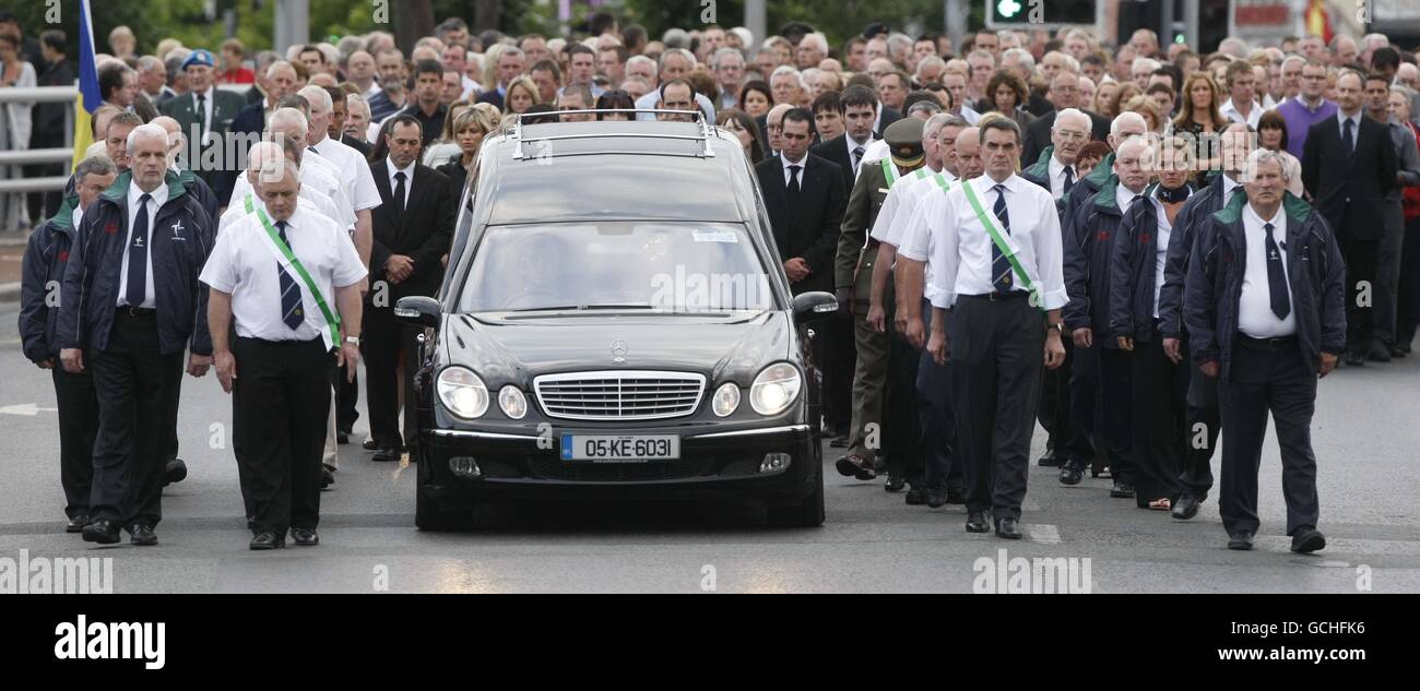 Der Sarg des ehemaligen Stabschefs der Streitkräfte, Dermot Earley, macht sich auf den Weg zur St. Conleth's Church, Newbridge vor der Trauermesse morgen früh. Stockfoto