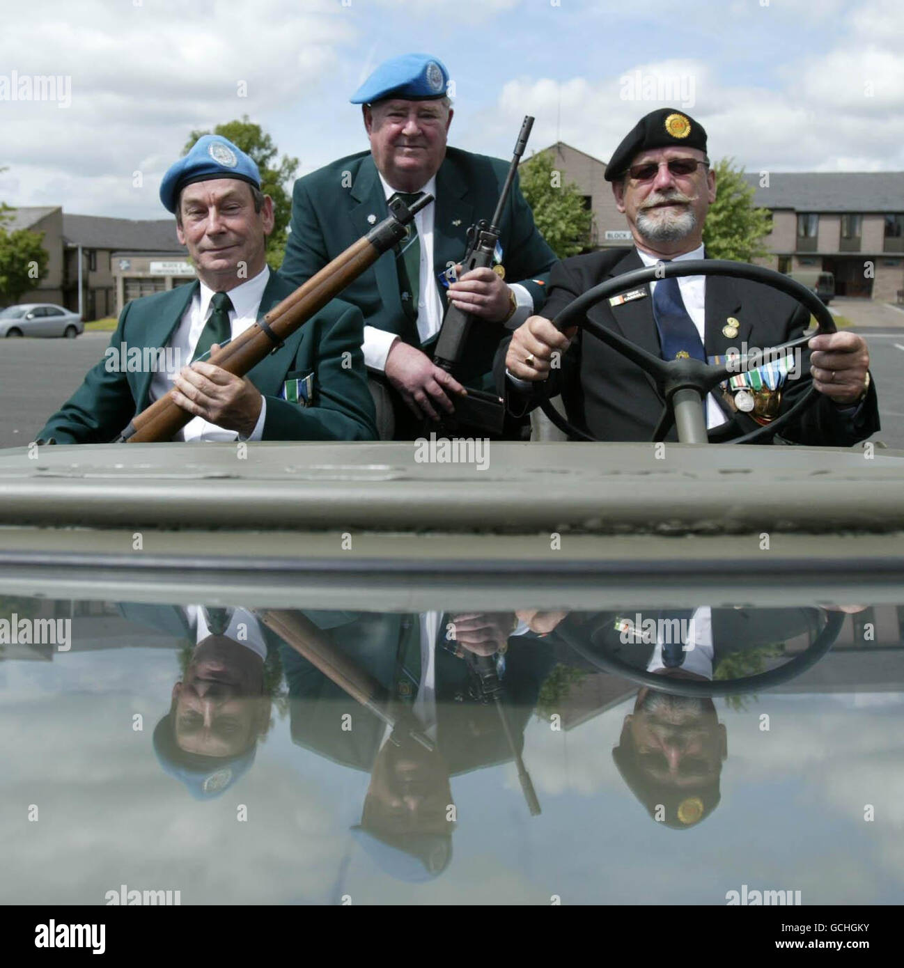 (Von links nach rechts) die irischen UN-Friedensveteranen John O'Reilly, Finton Morris und Mick Carrol während einer Fotoaktion im Curragh Camp, um die Gedenkzeremonie der Verteidigungskräfte zu starten, die den 50. Jahrestag der Entsendung der Verteidigungskräfte in den Kongo, Irlands erste bewaffnete Friedensmission, begehen wird. Stockfoto