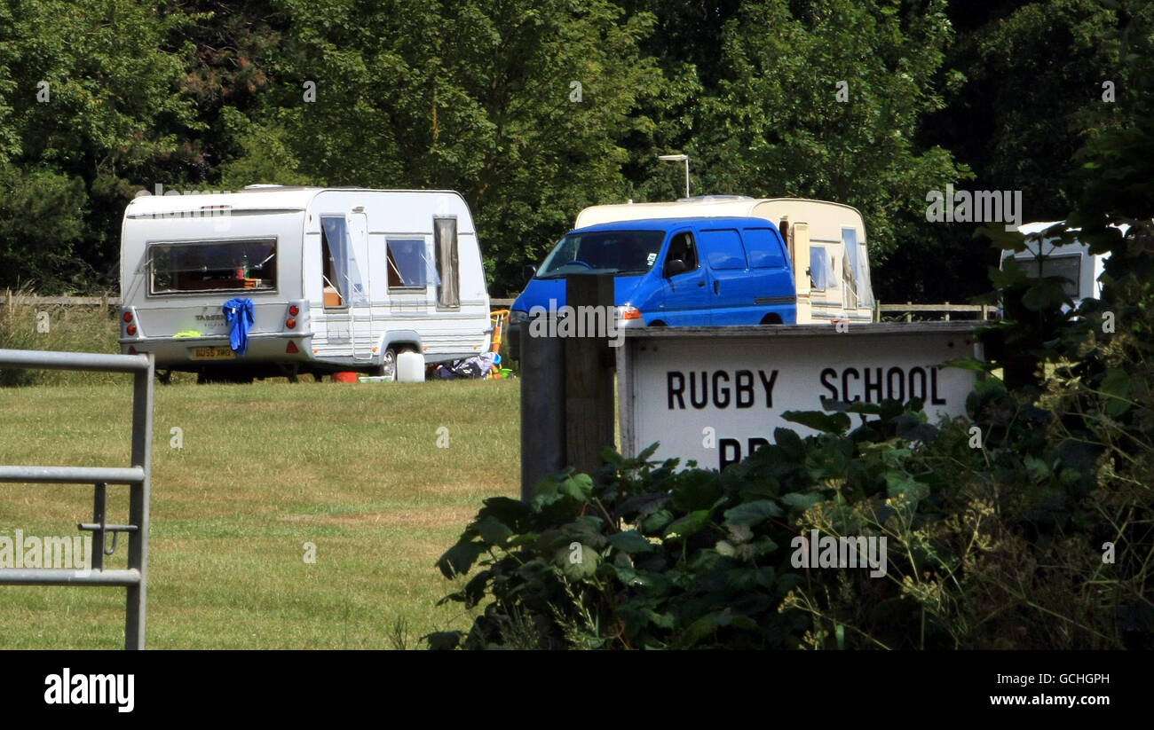 Lieferwagen einer Gruppe von Reisenden, die auf Privatland im Besitz der Rugby School in Warwickshire gezogen sind. Etwa 10 Wohnwagen wurden in der vergangenen Woche auf dem Feld gefahren und ihre Besitzer sollen mit der Ankündigung bedient worden sein, das Gelände zu verlassen. Stockfoto