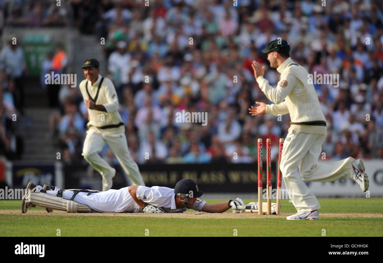 Der englische Jonathan Trott wird vom australischen Simon Katich beim fünften npower-Testspiel im Londoner Oval ausgefahren. Stockfoto