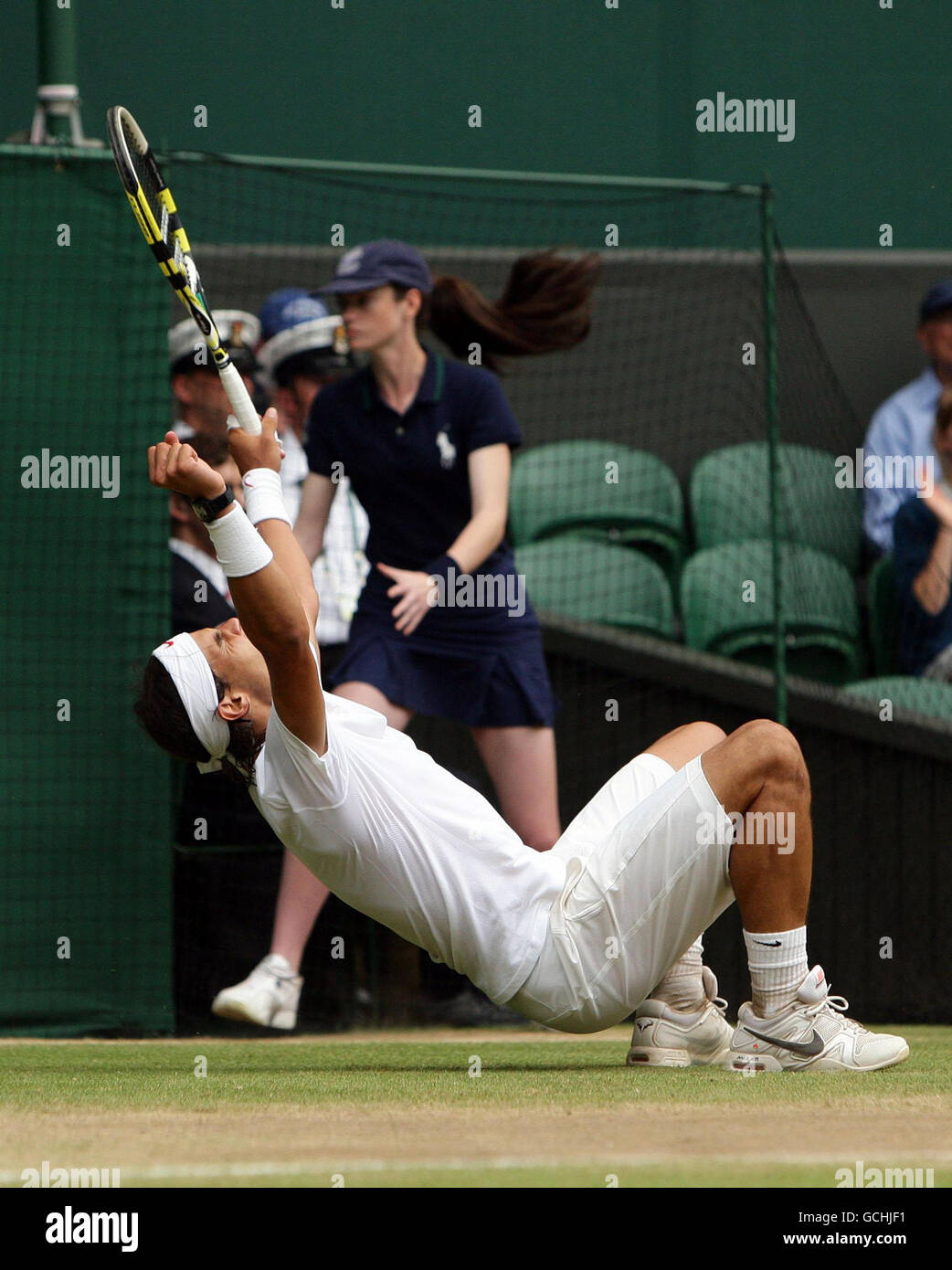 Der spanische Rafael Nadal feiert den Sieg über den britischen Andy Murray am Tag elf der Wimbledon Championships 2010 im All England Lawn Tennis Club in Wimbledon. Stockfoto