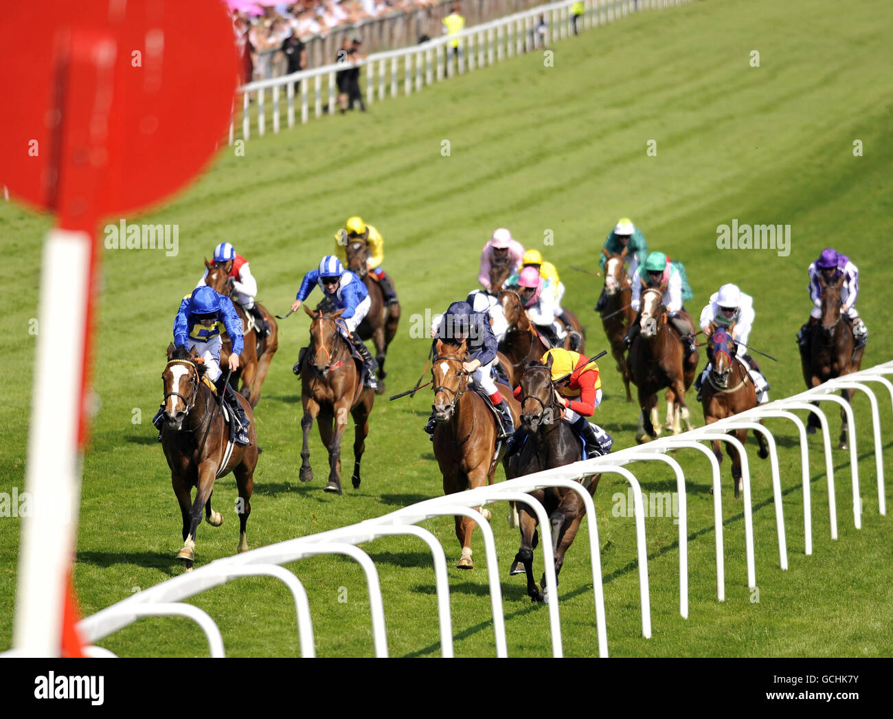 Snow Fairy, (rechts) von Ryan Moore geritten, gewinnt die Investec Oaks während des Ladies Day auf der Epsom Downs Racecourse, Surrey. Stockfoto