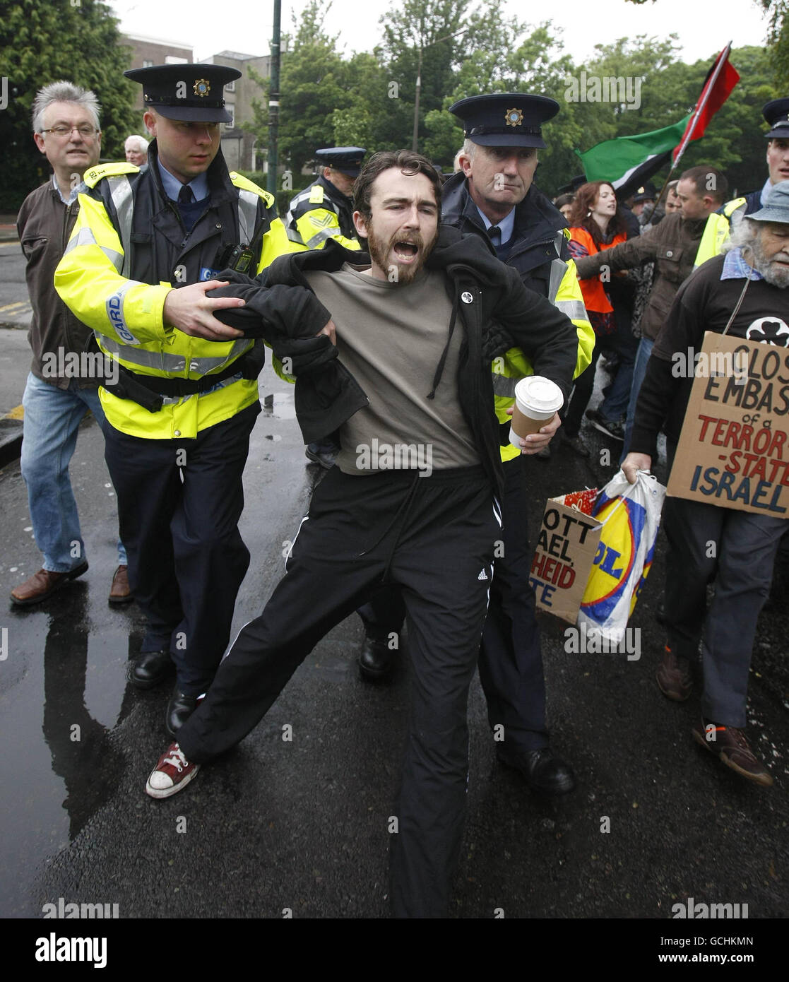 Die Polizei kollidiert mit Demonstranten der irischen Anti-Kriegs-Bewegung vor dem Eingang der israelischen Botschaft in Ballsbrige in Dublin. Stockfoto