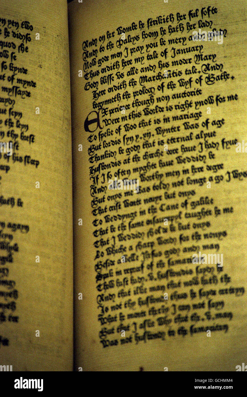 DIE ERSTE AUSGABE VON CHAUCER'S CANTERBURY TALES AUS DEM 15. JAHRHUNDERT, GEDRUCKT VON WILLIAM CAXTON, VERKAUFTE SICH FÜR EINE SCHALLPLATTE VON #4,621,500 ÜBER DEM SECHSFACHEN DES GESCHÄTZTEN PREISES BEI CHRISTIE'S IN LONDON. Stockfoto