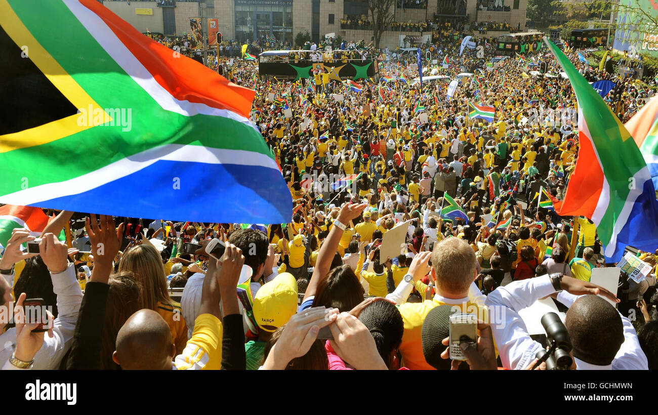 Tausende von Fans beobachten, wie das südafrikanische Team (mit dem Spitznamen Bafana Bafana) im Vorfeld des WM-Turniers, das am Freitag in Südafrika beginnt, mit einem Bus durch das Zentrum von Sandton in Johannesburg fährt. Stockfoto