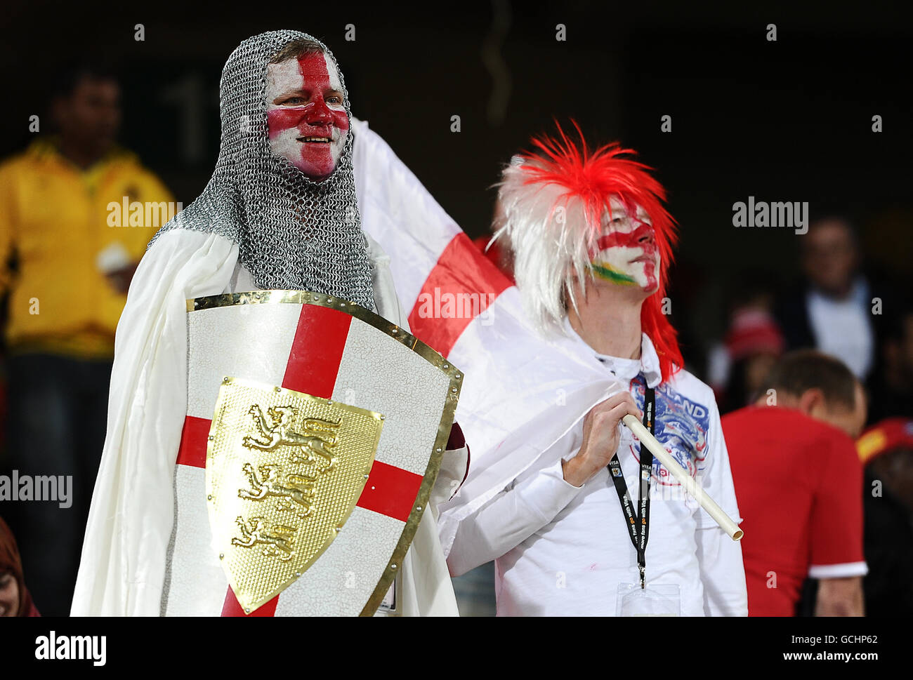 Fußball - FIFA Fußball-Weltmeisterschaft Südafrika 2010 - Gruppe C - England gegen USA - Royal Bafokeng Stadium. England Fans auf den Tribünen Stockfoto