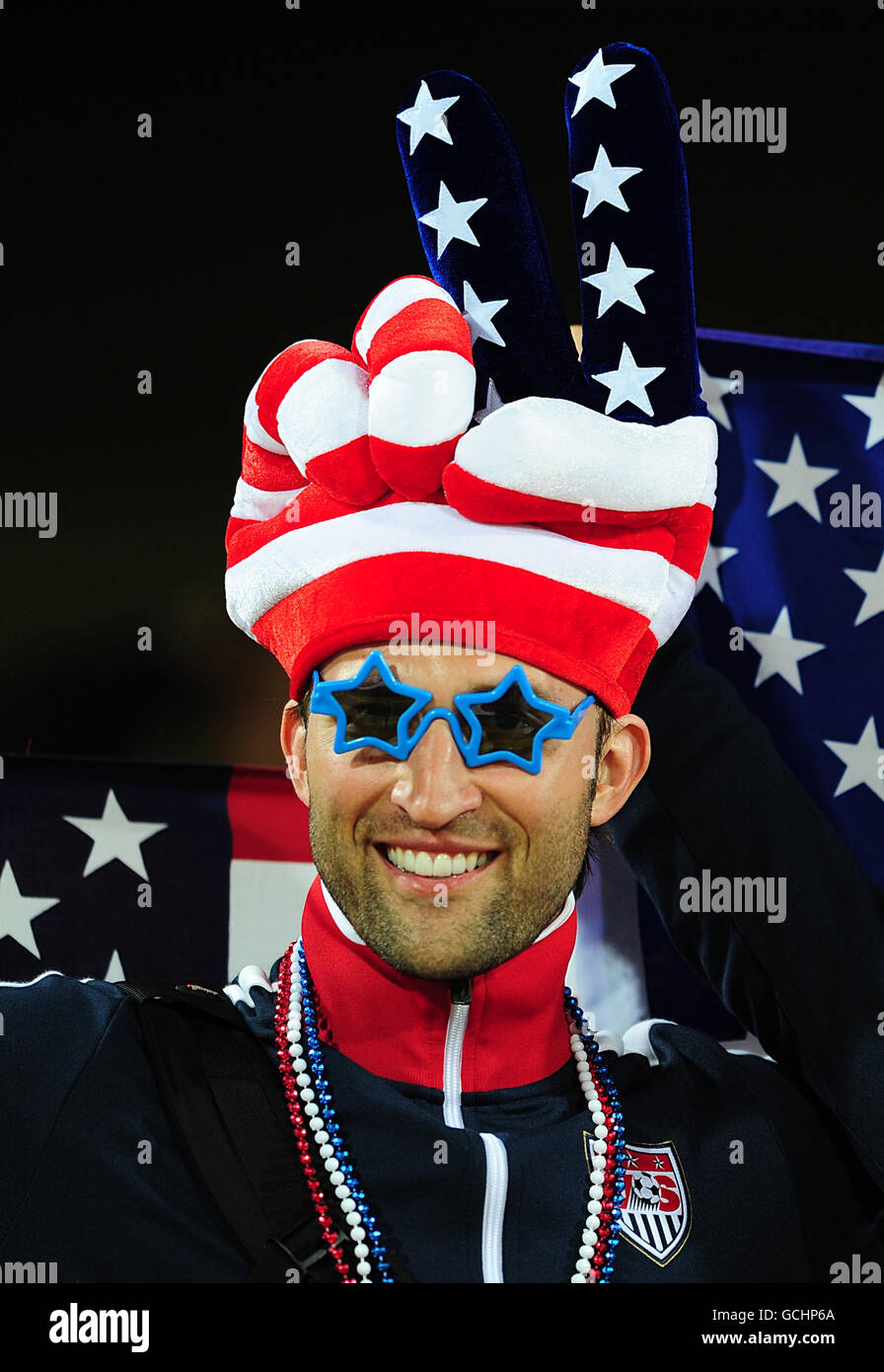 Fußball - FIFA Fußball-Weltmeisterschaft Südafrika 2010 - Gruppe C - England gegen USA - Royal Bafokeng Stadium. Ein USA-Fan auf der Tribüne Stockfoto