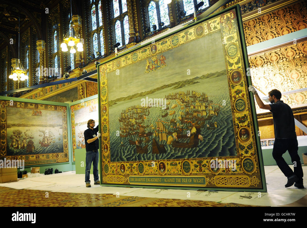 Eines von sechs Gemälden, die die "Armada Tapestries" nachbilden, riesige vergoldete Leinwände, die die Niederlage der spanischen Armada darstellen, ist im Palast von Westminster eingekeilt. Die Gemälde haben über zwei Jahre in Anspruch genommen, die Originalteppiche hingen über 200 Jahre in der Kammer des Oberhauses, bevor sie im Feuer des Palastes von 1834 umkamen. Stockfoto