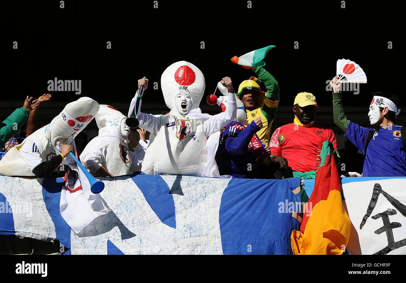 Fußball - FIFA Fußball-Weltmeisterschaft Südafrika 2010 - Gruppe E - Japan / Kamerun - Free State Stadium. Japan und Kamerun Fans auf den Tribünen Stockfoto
