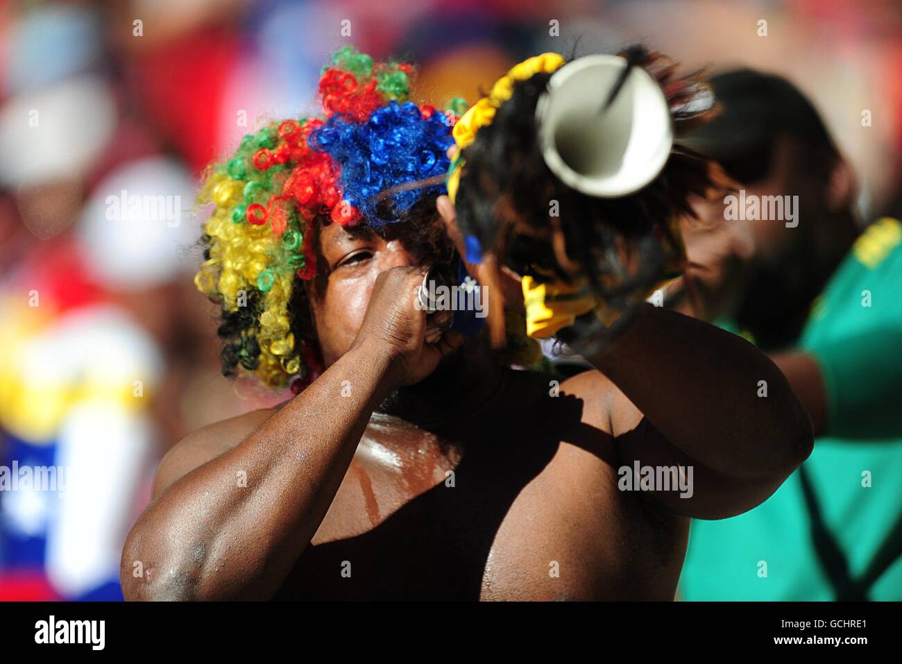 Fußball - FIFA Fußball-Weltmeisterschaft Südafrika 2010 - Gruppe H - Honduras - Chile - Mbombela Stadium. Ein Fußballfan bläst eine Vuvuzela in die Tribüne. Stockfoto