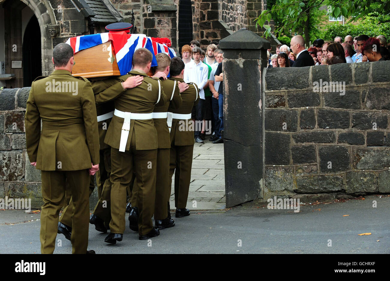 Der Sarg von Gunner Zak Cusack kommt zu seinem Trauerdienst, der mit vollen militärischen Ehren gehalten wird, in der St. Saviour's Church in Smallthorne, Stoke-on-Trent. Gunner Cusack, ein Mitglied des 4. Regiments Royal Artillery, wurde am 26. Mai getötet, nachdem er bei einer Beruhigungssatrouille in der Nähe des Dorfes Enezai, Afghanistan, unter Kleinwaffenfeuer geraten war. Stockfoto