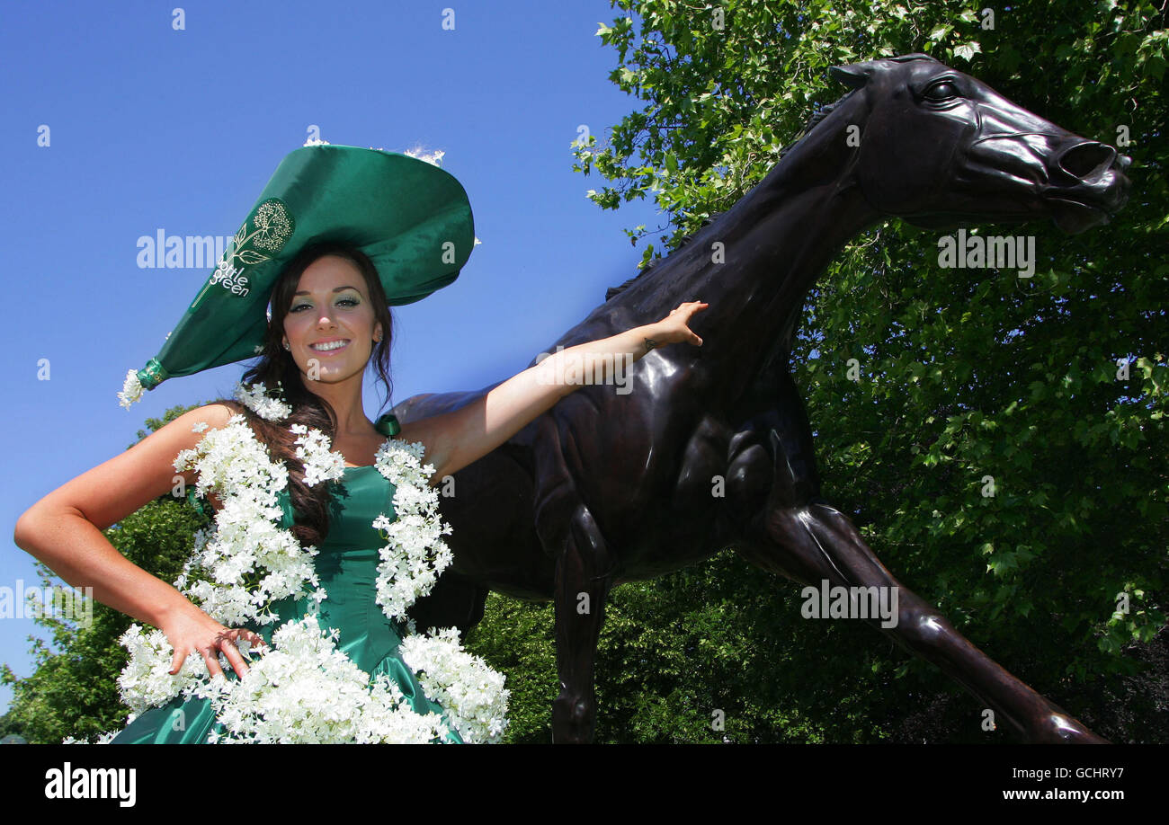 Miss England, Katrina Hodge, eine Lance Corporal in der British Army, nimmt am Royal Ascot Ladies Day Teil, in einem Holunderblütenkleid, das vom Premium-Softdrinkhersteller Bottlegreen kreiert wurde, um den Beginn der Holunderblütenernte in dieser Woche zu feiern. DRÜCKEN Sie VERBANDSFOTO. Bilddatum: Donnerstag, 17. Juni 2010. Bottlegreen stellt seit 21 Jahren hochwertige, natürliche Holunderblütengetränke in den Cotswolds her. Die Erntezeit ist eine entscheidende Zeit, da hochwertige Zutaten der Schlüssel zum Erfolg eines guten Holunderblütengetränks sind. Bildnachweis sollte lauten: Geoff Caddick/PA Wire Stockfoto