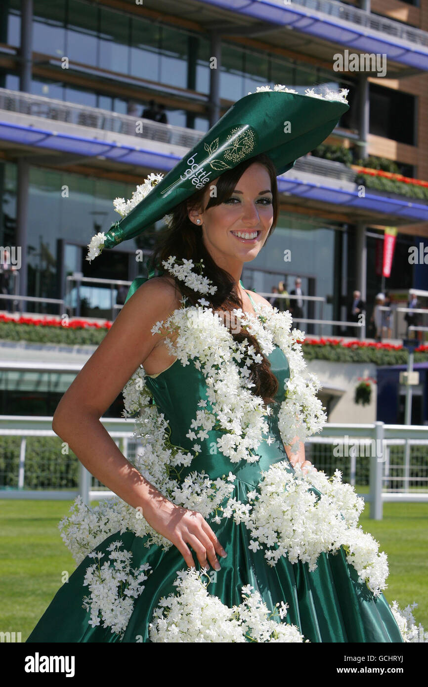 Miss England, Katrina Hodge, eine Lance Corporal in der britischen Armee, nimmt am Royal Ascot Ladies Day in einem Holunderblütenkleid Teil, das vom Premium-Hersteller von Softdrinks Bottlegreen kreiert wurde, um diese Woche den Beginn der Holunderblütenernte zu feiern. Stockfoto