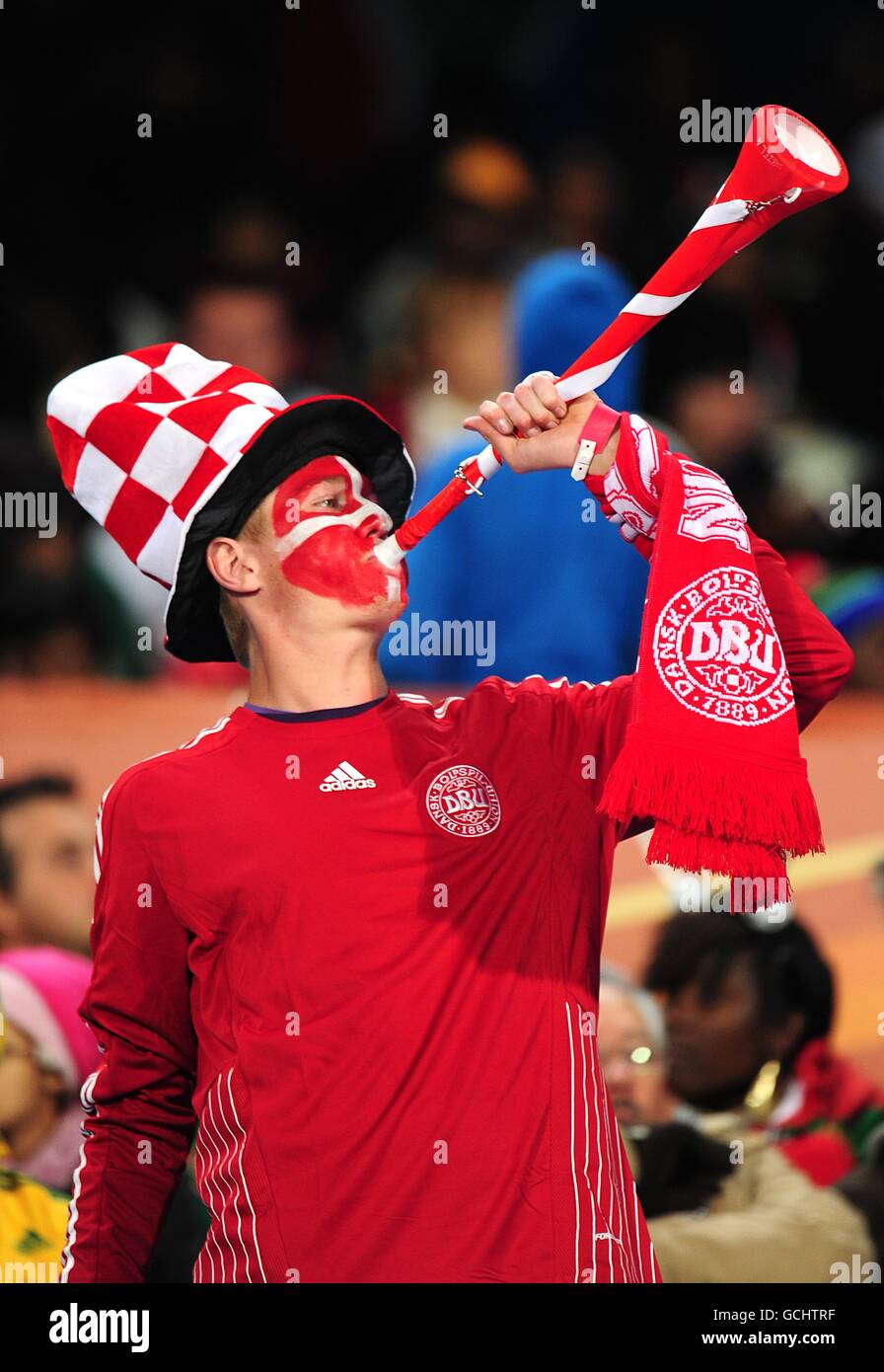 Ein dänischer Fan bläst eine Vuvuzela in den Tribünen vor Zum Anpfiff Stockfoto