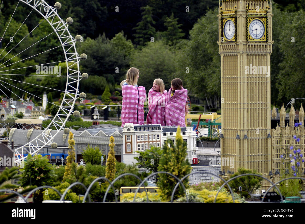 (Von links nach rechts) Jessica Allan, 11, Caitlin Green, 12, und Lauren Galsby, 9, machen Sie sich bereit für den Giant Sleepover im Legoland, Windsor. Stockfoto