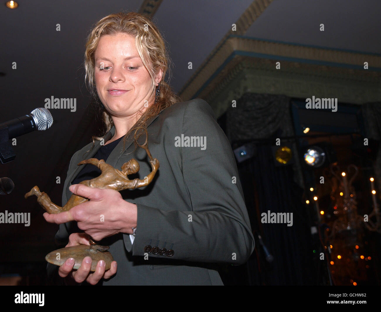 Der belgische Tennisspieler Kim Clijsters blickt auf die Nachbildung Der Internationalen Tennisclubs Jean Borotra Trophy während ihr Dankesrede, nachdem sie in Central vorgestellt wurde London Stockfoto