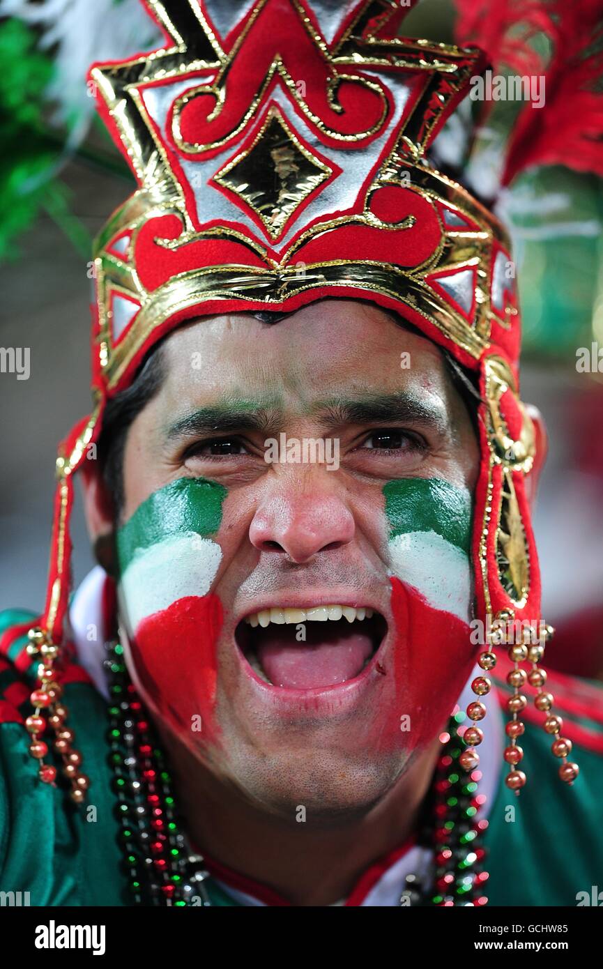 Fußball - FIFA Fußball-Weltmeisterschaft Südafrika 2010 - Gruppe A - Frankreich - Mexiko - Peter Mokaba Stadium. Ein mexikanischer Fußballfan auf den Tribünen. Stockfoto