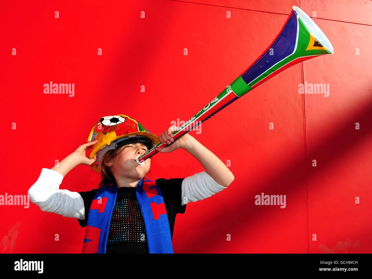 Ein Fan spielt die Vuvuzela außerhalb des Mbomela-Stadions Vor dem Anpfiff Stockfoto