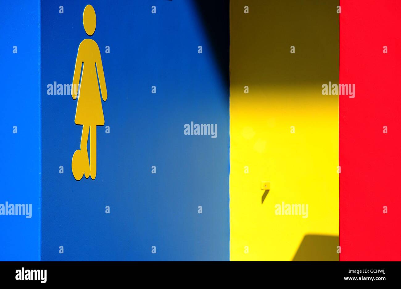 Fußball - FIFA Fußball-Weltmeisterschaft Südafrika 2010 - Gruppe F - Italien gegen Neuseeland - Mbomela Stadium. Allgemeine Ansicht eines Schildes für die Damen-Toiletten mit einer Stockfrau, die im Mbomela-Stadion einen Fußball tritt Stockfoto