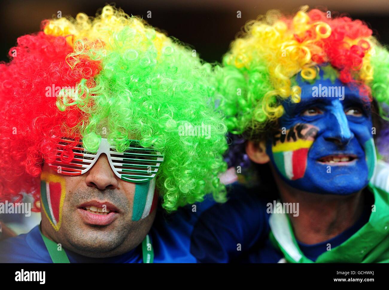 Fußball - FIFA Fußball-Weltmeisterschaft Südafrika 2010 - Gruppe F - Italien gegen Neuseeland - Mbomela Stadium. Italienische Fans zeigen ihre Unterstützung auf den Tribünen Stockfoto