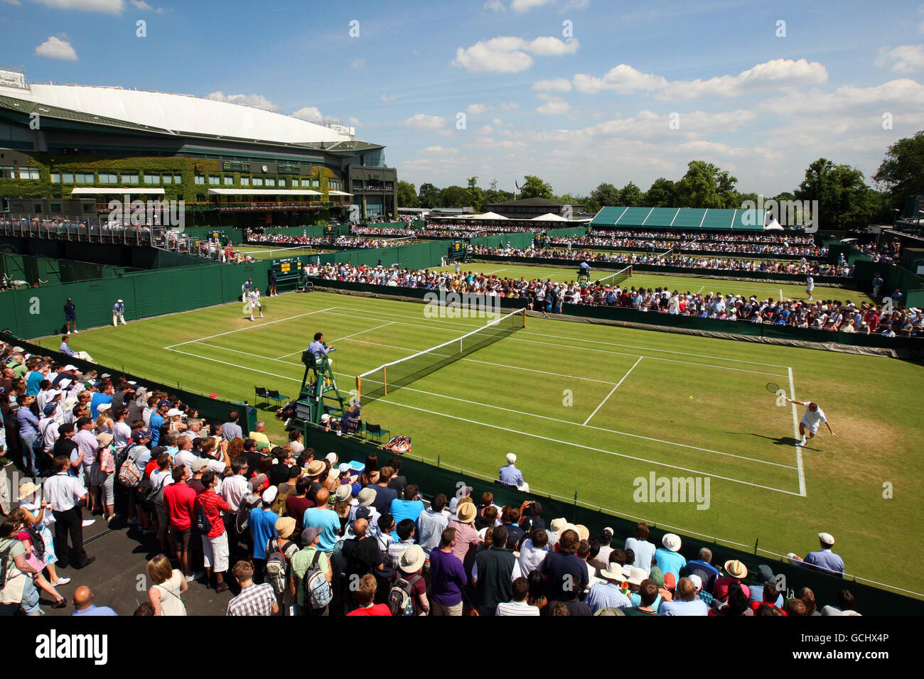 Ein Blick über die Plätze 8, 9, 10 und 11, mit Center Court auf der linken Seite während des zweiten Tages der Wimbledon Championships 2010 im All England Lawn Tennis Club, Wimbledon. Stockfoto