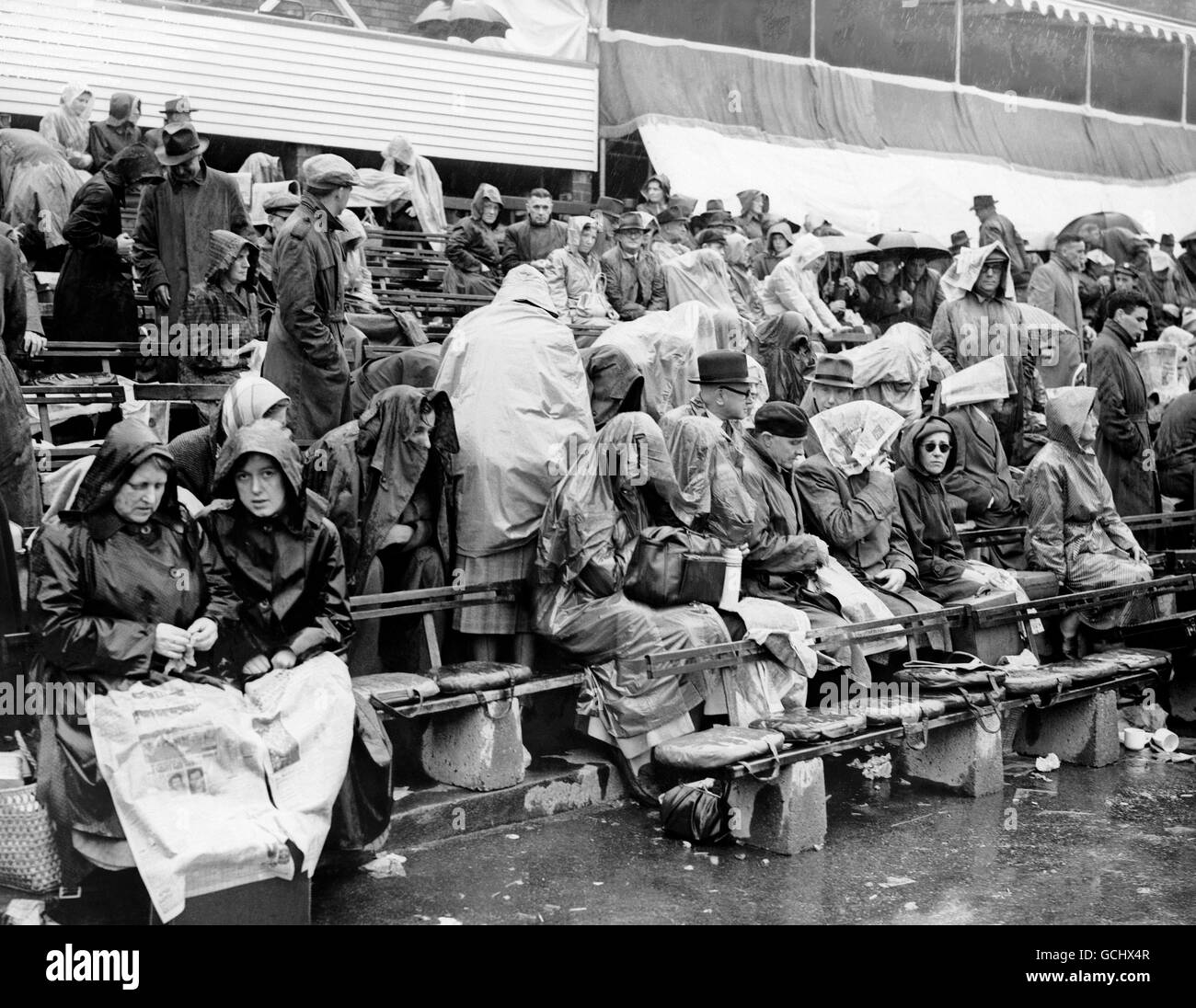 Cricket - Ashes Test - England gegen Australien - Vierter Test - Tag drei - Leeds. Zuschauer trotzen dem Regen. Stockfoto