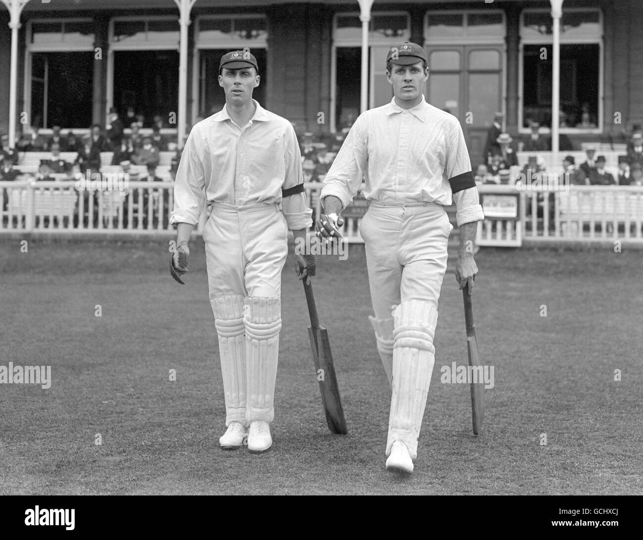Cricket - Dreiecksturnier - England gegen Australien - Lord's. Claude Jennings, links, und Charlie Kelleway, Australien Stockfoto