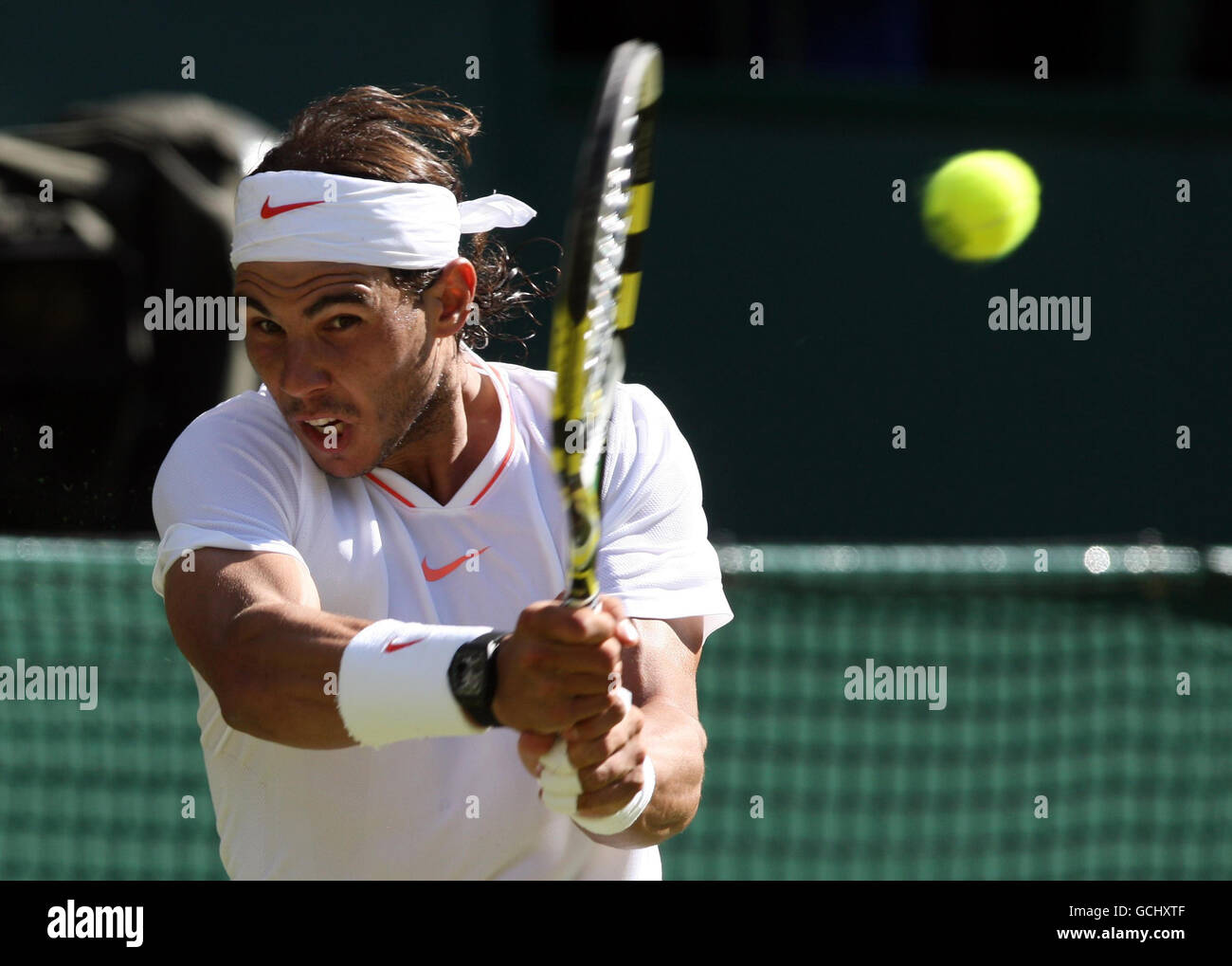 Am zweiten Tag der Wimbledon Championships 2010 im All England Lawn Tennis Club, Wimbledon, ist der Spanier Rafael Nadal im Einsatz gegen den japanischen Kei Nishikori. Stockfoto