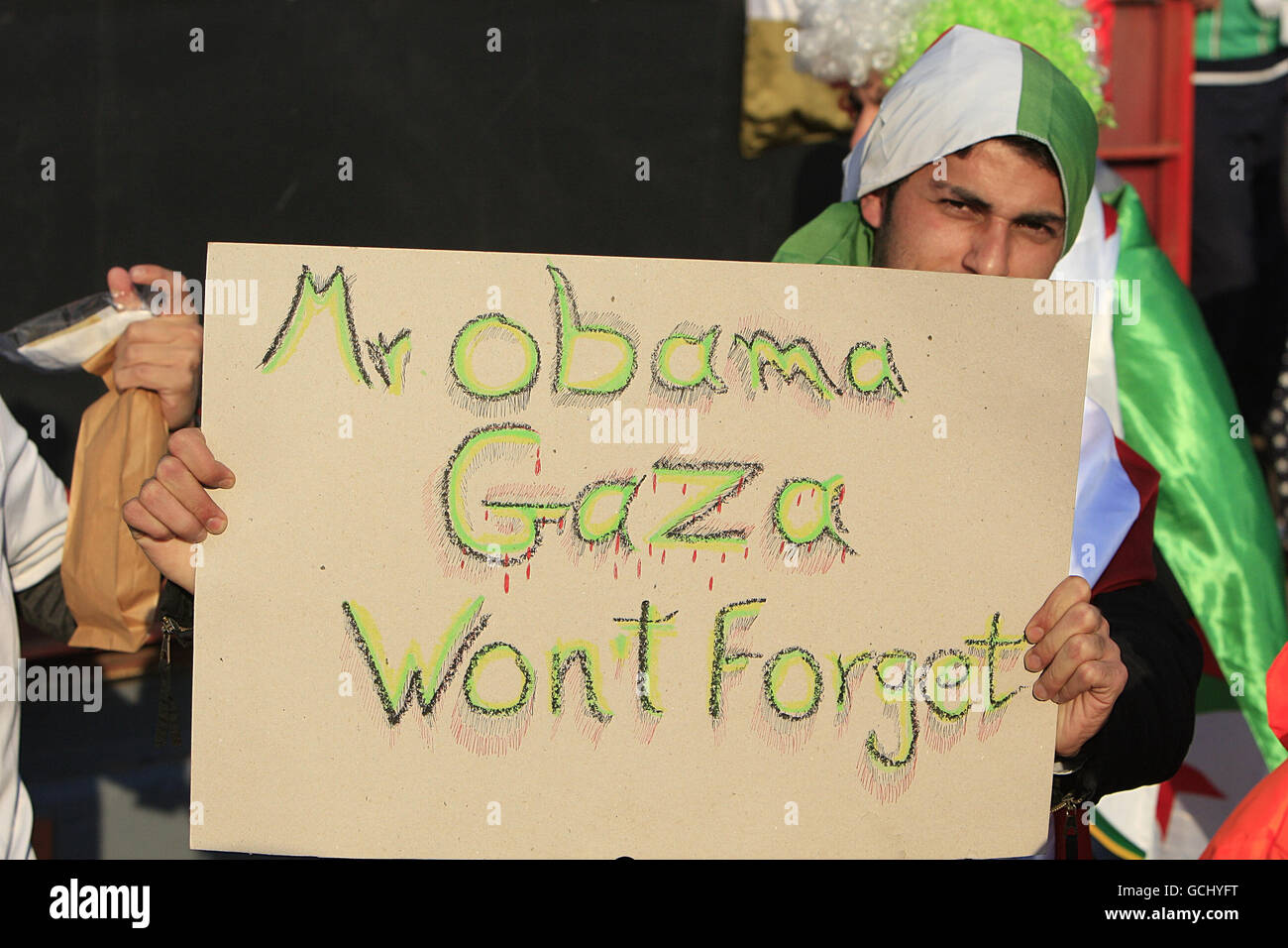 Fußball - FIFA Fußball-Weltmeisterschaft Südafrika 2010 - Gruppe C - USA / Algerien - Loftus Versfeld Stadium. Ein Fan protestiert in den Tribünen gegen Präsident Barack Obama Stockfoto