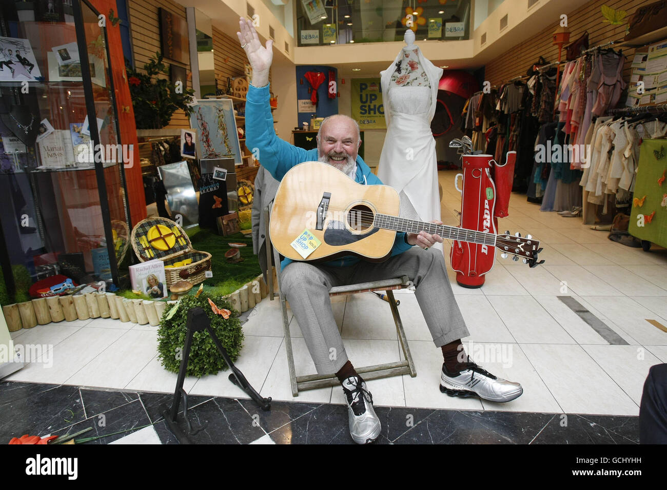 Senator David Norris eröffnet Gumtrees ersten Wohltätigkeitsladen zugunsten von Debra Ireland. Der temporäre Pop-Up-Shop, der sich in Stephen's Green Shopping Centre befindet, ist von heute bis Samstag nur 3 Tage lang für die Öffentlichkeit zugänglich. Stockfoto