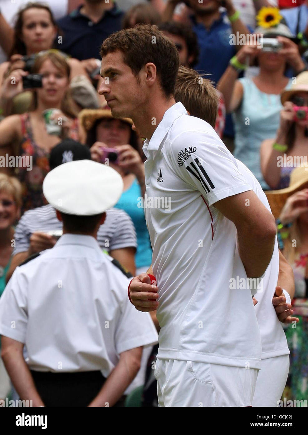 Der britische Andy Murray und der finnische Jarkko Nieminen beugen sich vor der britischen Königin Elizabeth II. Vor ihrem Spiel auf dem Center Court am vierten Tag der Wimbledon Championships 2010 im All England Lawn Tennis Club, Wimbledon. Stockfoto