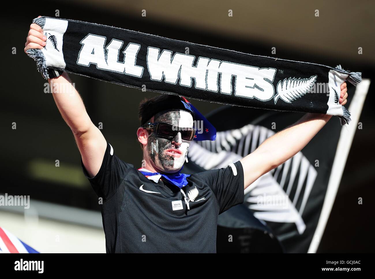 Fußball - FIFA Fußball-Weltmeisterschaft Südafrika 2010 - Gruppe F - Paraguay - Neuseeland - Peter Mokaba Stadium. Ein neuseeländischer Fan auf der Tribüne Stockfoto