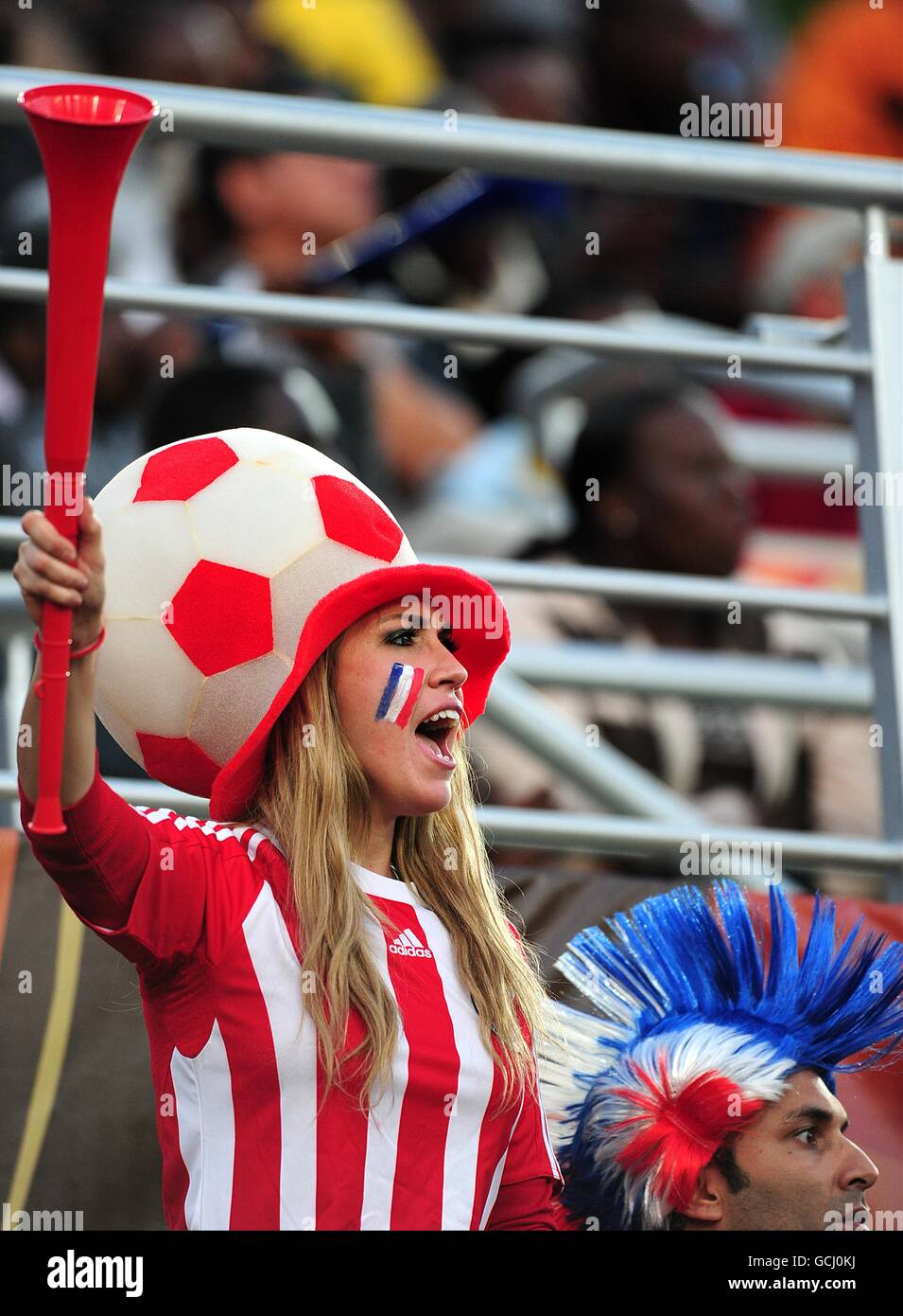 Fußball - FIFA Fußball-Weltmeisterschaft Südafrika 2010 - Gruppe F - Paraguay - Neuseeland - Peter Mokaba Stadium. Eine weibliche Paraguay-Fan mit einer Vuvuzela in den Tribünen Stockfoto