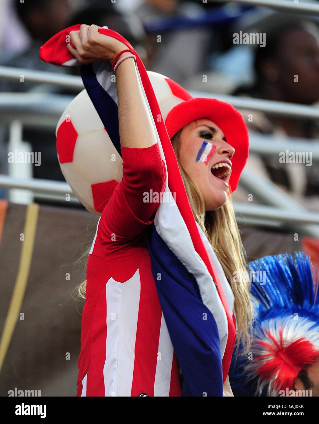 Fußball - FIFA Fußball-Weltmeisterschaft Südafrika 2010 - Gruppe F - Paraguay - Neuseeland - Peter Mokaba Stadium. Eine weibliche Paraguay-Fan in den Tribünen Stockfoto