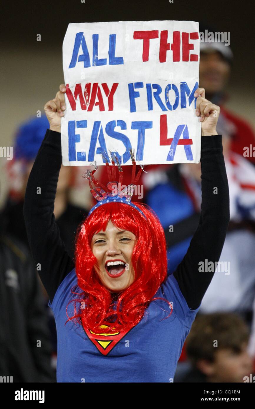 Ein Fan der USA aus Los Angeles hält ein Schild auf den Tribünen. Stockfoto