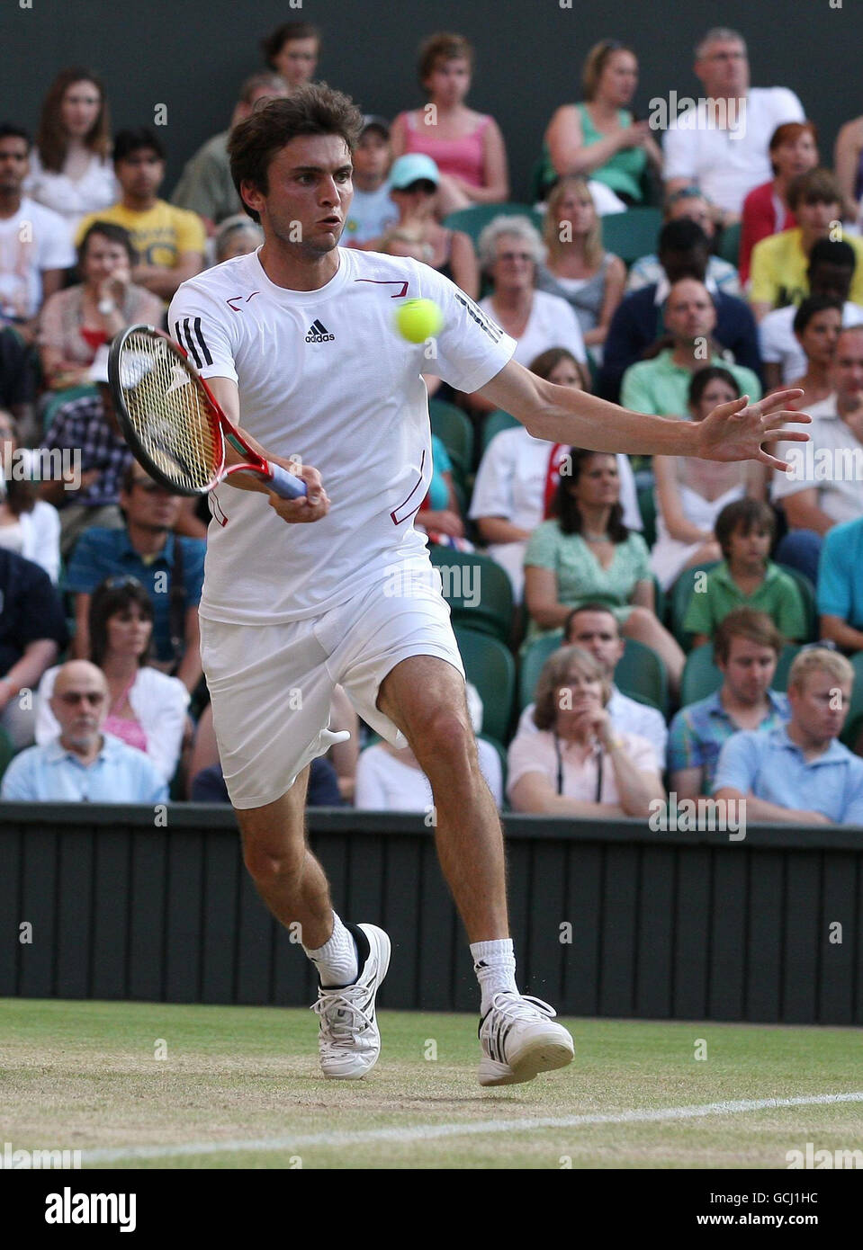 Der französische Gilles Simon im Wimbledon-Tennisclub All England Lawn in Wimbledon gegen den britischen Andy Murray am 6. Tag der Wimbledon Championships 2010. Stockfoto