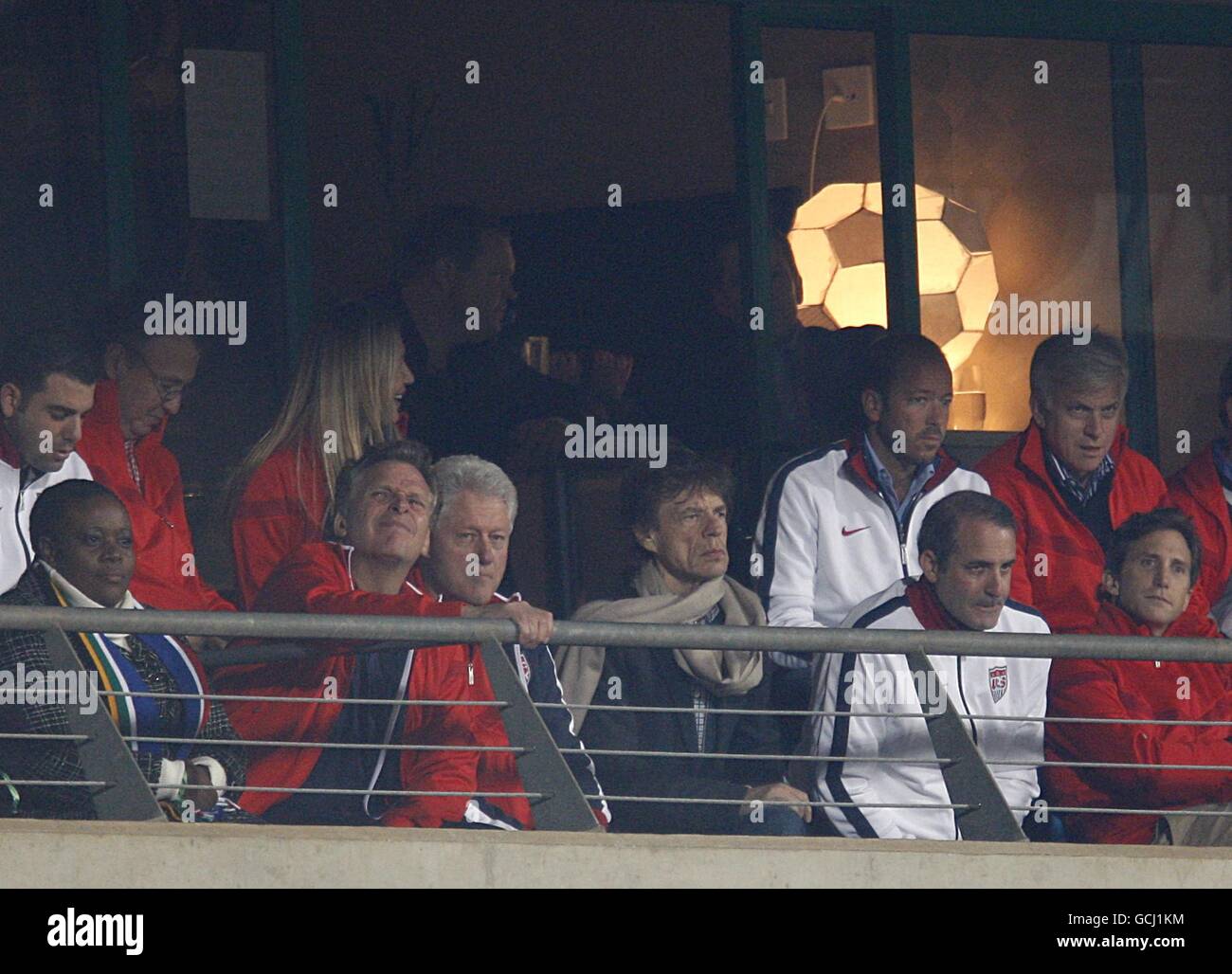 Der ehemalige US-Präsident Bill Clinton (Mitte links) mit dem altgedienten britischen Rockstar Mick Jagger (Mitte rechts) in den Tribünen. Stockfoto