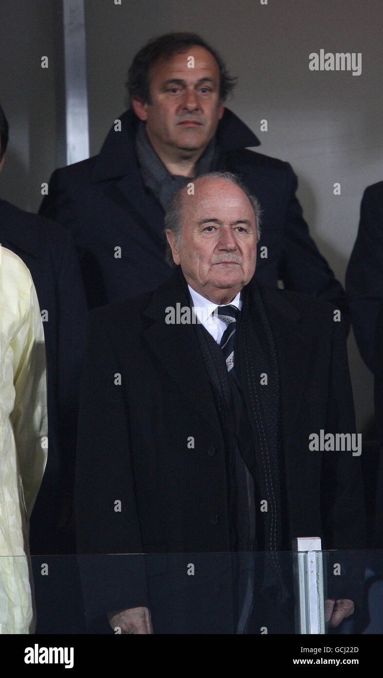 FIFA-Präsident Sepp Blatter (vorne) und FIFA-Präsident Michel Platini (hinten, Mitte) auf den Tribünen. Stockfoto