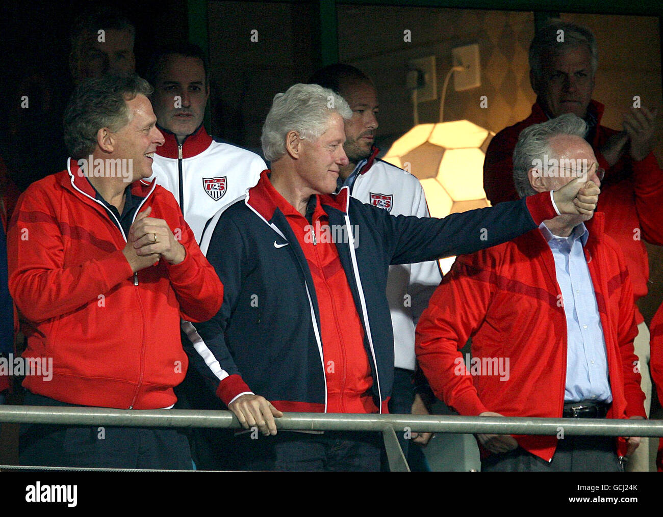 Der ehemalige US-Präsident Bill Clinton (Mitte) gibt in den Tribünen den Daumen nach oben. Stockfoto